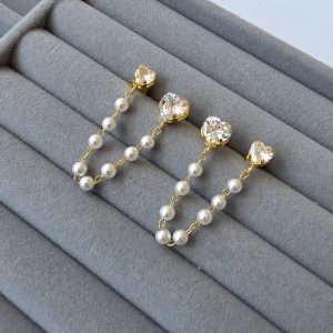 Brinco Corrente Pérolas e Ponto de luz Coração