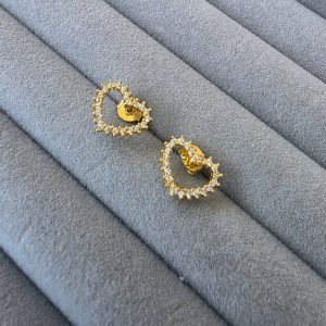 Brinco Coração Vazado Cravejado